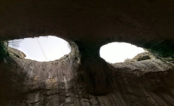 Една от малките български области (122 490 жители) има най-високия дял и на тежки злополуки, и на смъртни случаи по пътищата. Част от обяснението е, че през нейна територия минават не един, а два натоварени пътя - междунардният Е83, през Плевен и Русе до Букурещ, и Е772, от София до Варна. Някои участъци от тези пътища отдавна са покрити със зловеща слава и плачат за обезопасяване.
Катастрофи на 100,000 жители: 168
