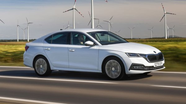 Цена &ndash; от 33 175 лири

Разход на гориво &ndash; 1 л/100 км

Вредни емисии CO2 &ndash; 22-33 гр/км

Пробег на електричество &ndash; 58 км