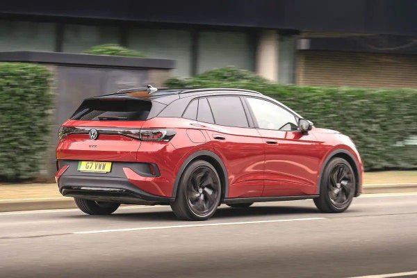 Volkswagen ID.4 е близък технически с Audi Q4 e-tron и Skoda Enyaq, но изостава от своите братя и сестри с повече от 10 процентни пункта. Той не само страда от повече неизправности, но и отнема повече време за ремонт. Тридесет и шест процента от собствениците на ID.4 имат оплаквания, в сравнение с 30% от хората с Enyaq и 29% с Q4 e-tron. 