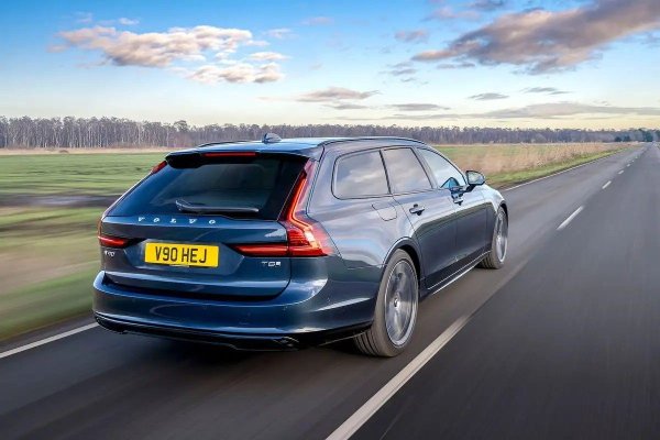 Електрическите системи изглеждат най-голямата слабост на S90/V90. Като цяло 47% от автомобилите са се объркали, като информационно-развлекателните дефекти представляват 24% от докладваните неизправности, неуточнените електрически електрически двигатели съставляват още 18%, а 12-волтовите батерии са отговорни за 12% от повредите на модела.