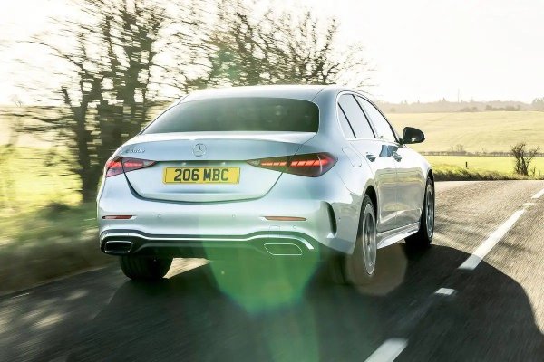 Най-новата C-Class не изглежда толкова здрава, колкото предишния модел; 43% от автомобилите, произведени от 2021 нататък, са имали проблем, в сравнение с 23% за предишната (2014-2021). Повреди са възникнали в редица области, включително климатика, двигателя, горивната система, скоростната кутия и електричеството без двигатели.