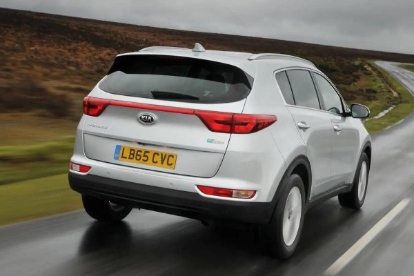 Проблемите с двигателя и скоростната кутия помрачават изживяването при притежание, предлагано от предишното поколение Sportage, като неизправностите на двигателя са най-разпространени сред дизеловите модели. Като цяло 54% от Sportage са имали проблеми, а двигателят и скоростната кутия представляват по 21% от тях. Електрическите системи без двигатели също бяха болезнена точка за някои собственици, заедно със спирачните системи.