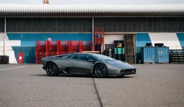 Лансиран през 1990 г., Diablo е дългоочакваният наследник на емблематичния Countach. Въпреки по-краткия си живот, той бързо се превръща в един от най-емблематичните модели на Lamborghini. Производството продължава до края на моделната 2001 година, през което време суперколата е непрекъснато усъвършенствана, оставайки един от най-впечатляващите автомобили на своята епоха.

По-късните флагмани на марката със сигурност стават още по-модерни, поради което много млади автомобилни фенове забравят за Diablo. За някои обаче, като колекционерът и основател на Eccentrica Cars Емануеле Коломбини, именно Diablo остава въплъщение на същността на Lamborghini.
