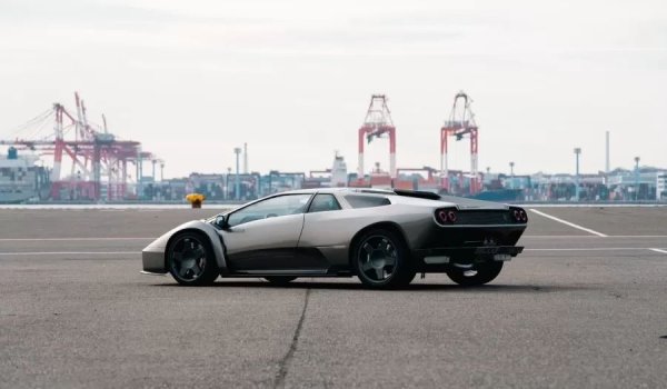 През 2022 г. Eccentrica представя рестомод, наречен Eccentrica V12, модерна интерпретация на легендарния суперавтомобил. Базиран на оригиналното шаси на Diablo, автомобилът претърпява големи промени във външния вид, технологиите и характеристиките.

Лек, агресивен и значително по-мощен от всеки сериен Diablo, този суперавтомобил се задвижва от напълно преработен атмосферен V12 на Lamborghini, който развива около 550 к.с. Според компанията, Eccentrica V12 се предлага в три версии, всяка от които изисква оригинално шаси на Diablo.
