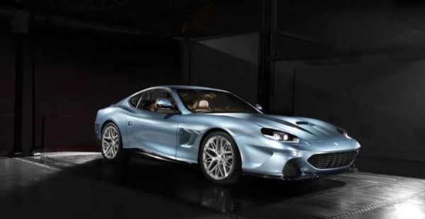 През лятото на 1996 г. Ferrari представя модерен духовен наследник на емблематичния 365 GTB/4 Daytona. Новият автомобил е наречен 550 Maranello на името на града, където е базирана компанията, и връща класическата рецепта на Ferrari - гранд турър с предно разположен V12 двигател.

550 Maranello печели огромни похвали за своята елегантност, управление и мощност и се произвежда до 2002 г., когато е заменен от подобрения 575M.
