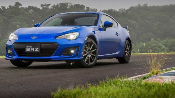 Ето и вторият спортен автомобил, роден от "брака" между Toyota и Subaru. От гледна точка на технологиите, BRZ е идентичен с GT86: под капака се намира същият двулитров четирицилиндров атмосферен двигател с мощност 200 коня и 6-степенна механична скоростна кутия. Въртящият момент също се изпраща към задния мост.