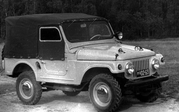 Златният век за завода идва в края на 50-те години, когато създава редица интересни машини. По това време лидерът на СССР Никита Хрушчов призовава да бъде направен автомобил за колхозника и така се появява всъдеходният „Москвич-415“, чиито изпитания стартират през 1959 г.
Компактната кола (междуосието е 2030 мм) получава двигател с 45 к.с. от „Москвич-407“, понижаваща предавка, преден мост, който се заключва, и брезентов покрив. Машината предизвиква огромен интерес, но заводът няма нито средства, нито мощности за серийното й производство.