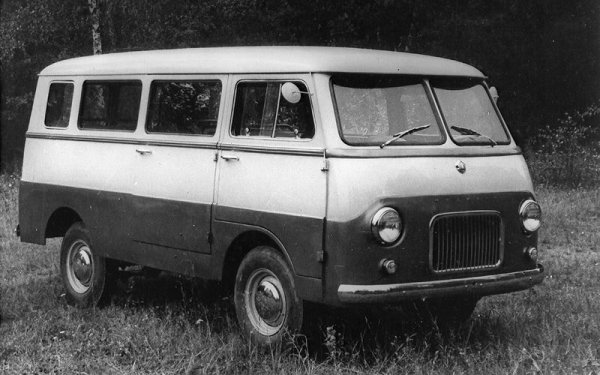 Микроавтобусът, изграден на базата на „Москвич-407“, понякога е наричан „Москвич-А9“, като също е направен през 1959 г. Всъщност 8-местната машина е първият съветски миниван, но и за него не се намира място на конвейера. Вместо това за серийно производство е предпочетен микроавтобусът РАФ.