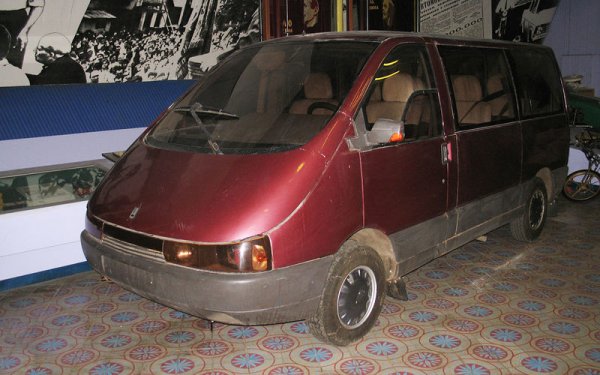 До производство не стига и миниванът &bdquo;Москвич-3733&ldquo;, който е разработен съвместно с автомобилния завод в Братислава. Моделът трябва да се произвежда под името BAZ-MWA-1000, като за него също са планирани нови двигатели &ndash; бензинов &bdquo;Москвич-414&ldquo; и дизелов &bdquo;Москвич-413&ldquo;. И тук обаче се стига само до направата на няколко опитни образци.