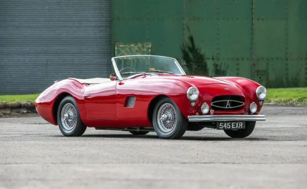 Интересно хрумване, при което до шофьора могат да се настанят още двама души, тъй като превозното средство предлага пейка вместо отделни седалки. Особено популярен вариант през 50-те огдини във Великобритания, където може да откриете такива красоти като Allard Palm Beach (на снимката), Marauder и Riley RMC. Но в крайна сметка конвенционалните кабриолети и роудстъри с четен брой места печелят битката.