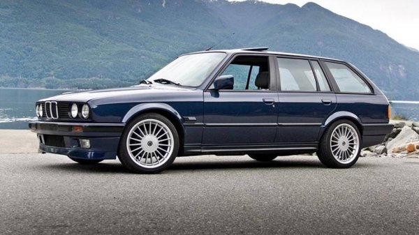 Това е и първата 3-а серия с дизелов двигател, както и включваща версията комби версия.