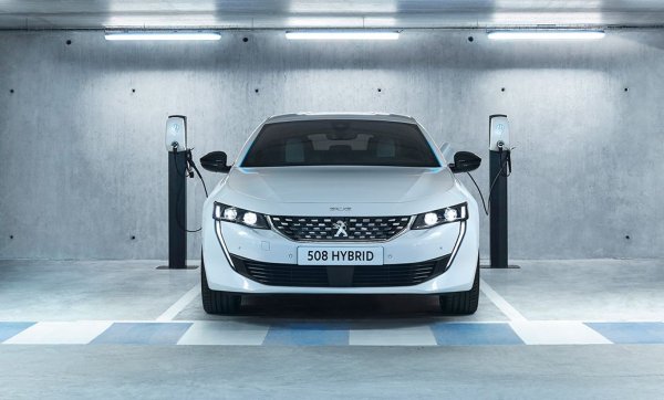 Петото място в своеобразната класация си поделят цели три модела. Най-слабите от най-силните са двете хибридни модификации на седана 508 и кросоувъра 3008, както и предлагания до неотдавна 308 GT. В случая на първите, тягата се доставя от 1,6-литров турбобензинов агрегат със 180 конски сили, който се комбинира с електромотор на предната ос с още 110 к.с. Системната мощност на двата агрегата е 225 конски сили, а въртящият момент - 300 Нм.

При "полу-хотхеча" Peugeot 308 GT, 225-те кончета се отдават от 1,6-литров бензинов турбомотор. Интересното е, че на по-късен етап компанията дефорсира агрегата до 205 "кончета", за да се справи с по-стриктните изисквания за емисии. И това, обаче, не помогна и моделът изчезна от сцената.