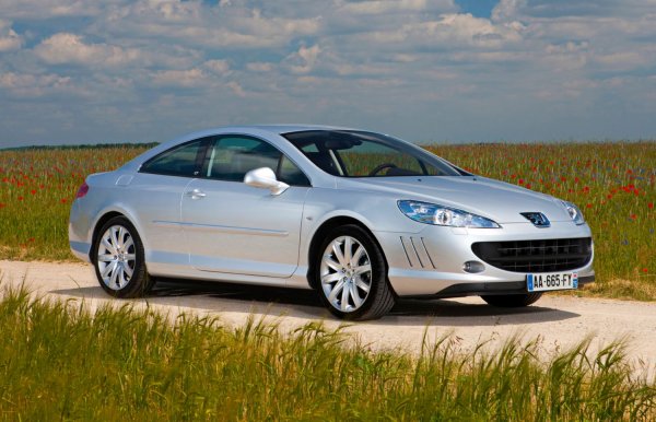 Единственият модел с дизелов двигател сред най-мощните машини на "лъвчетата" е произвеждания до 2012 година купе-вариант на 407. Неговият трилитров V6 мотор с 241 к.с. се използваше също и при Jaguar XF.