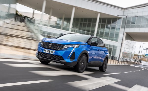 Най-интересното е, че вторият по мощност модел на Peugeot не е спортен автомобил, а кросоувър. Но какъв - разполагащ с бензинов турбомотор и 2 електромотора, 3008 Hybrid4 доставя цели 300 конски сили към четирите колела. Копмпановката на модела е използвана и при "братовчеда" Opel Grandland X Hybrid4.