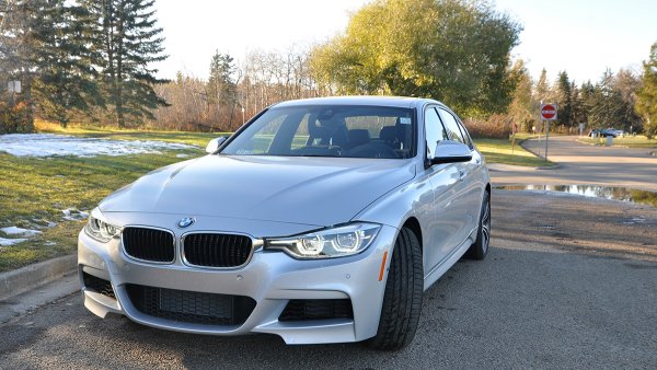 Чистокръвният баварски седан е едно от най-добрите предложения в този клас, тъй като той е малко по-евтин от своите конкуренти на пазара. За 20 500 евро можете да се сдобиете с произведен през 2017 г. автомобили с пробет от 90 000 км. Той е оборудван с 2,0-литров двигател със 184 к.с., съчетан в 8-степенна автоматична скоростна кутия. Предаването е към задната ос.