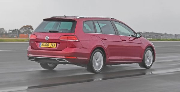 Интелигентно проектиран и пълен с първокласни материали, интериорът на Golf Estate изглежда най-елегантният тук и е лесен за използване. Облицовката GT добавя някои спортни щрихи. Плюс! Получавате отличния информационно-развлекателен екран Discover Navigation на VW, който може да се похвали с много полезни функции. Седящите отзад имат повече пространство отколкото в MINI, докато големите прозорци създават усещане за простор. 

С 605 литра - багажникът изостава от този на Octavia. Удобни функции като под с променлива височина подобряват гъвкавостта. Има удобни лостове за сгъване на задната седалка, което увеличава капацитета до 1620 литра.