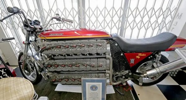 Освен своите близо 500 коли Дудинг има и около 65 мотоциклета в колекцията си. Някои са редки, а други  не толкова. Този уникален 48-цилиндров Kawasaki е един от тях. Въпреки огромния брой цилиндри общият работен обем е само 4,2 литра - и тъй като има отделен 75кубиков едноцилиндров двигател, необходим за стартиране на основния агрегат.