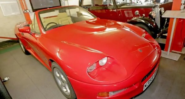 Това беше колата, която доведе до фалита на AC през 2000 г. Показана за първи път през 1991 г. като прототип, Brooklands влезе в производство през 1993 г., но AC се разпадна през 1996 г. Произведени са общо 46 бройки от оригиналния модел, а по-късно още 12, като тази е една от тях