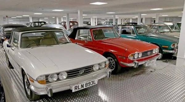 Между 1970 и 1977 г. са произведенри само около 25 000 бройки от Triumph Stags. Познат като Snag заради многобройните си проблеми с двигателя (3,0-литров V8, уникален за тази кола) автомобилът сега е интересен най-вече за колекционери, като Дудинг притежава 8 бройки от модела.