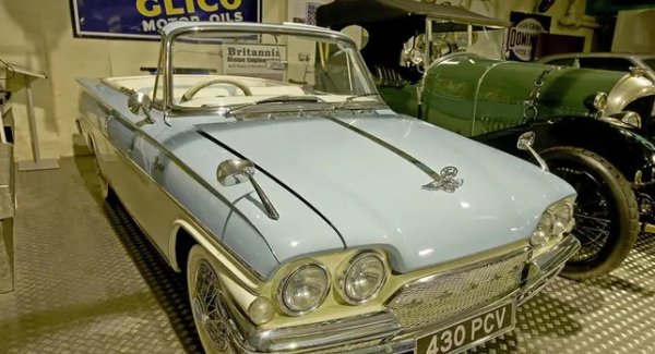 Със своя трансатлантически стил Ford Consul Classic и Capri не се оказаха популярни сред британските купувачи. Докато вариантът Classic беше семеен седан с две или четири врати, Capri беше по-красиво купе с две врати. Дудинг има две Capri, включително този уникален кабриолет.