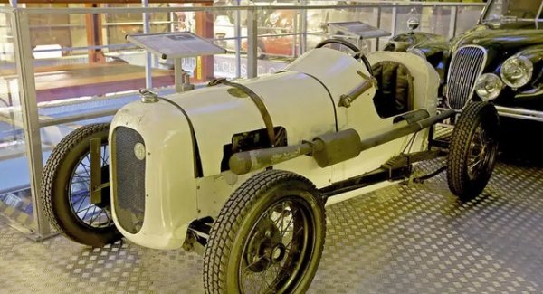 Едноместният автомобил е произведен през 30-те години, като този екземпляр изчезва през 1963 г. В продължение на почти половин век той лежи под различни навеси и в плевни в очакване на реставрация. Тя е факт през 2010 г., а Дудинг купува кола 2 години по-късно, въпреки че не знае нищо за нея. Твърди, че просто му е харесала на външен вид.