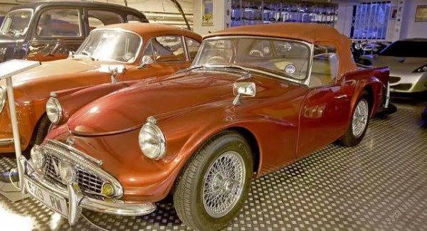 Години наред Daimler SP250 беше подминаван от колекционерите, но напоследък тези спортни автомобили с V8 двигател станаха много популярни. Произведени са само 2654 бройки, като търсенето сега значително надвишава предлагането.