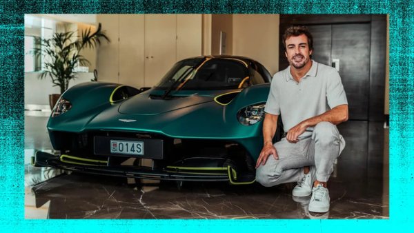 Aston Martin произведе само 275 броя от своята суперкола Valkyrie на стойност 3 милиона долара, като повече от една от тях отидоха при шампион от Формула 1. Настоящият пилот на Aston Martin F1 - Фернандо Алонсо, и шампионът Макс Верстапен имат по един екземпляр. Тази на Верстапен стана известна, когато той беше заловен да кара с превишена скорост през 2023.
