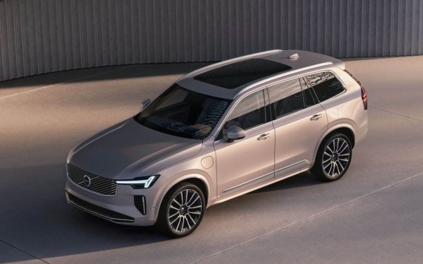 Плъг-ин хибридът дава до 70 км пробег само на ток - по-малко от някои германски конкуренти, но според Volvo повече, отколкото типичните им клиенти изминават ежедневно. Батерията е с капацитет 18.8 кВтч (използваем - 14.7 кВт). Мощността е 310 конски сили от 4-цилиндровия бензинов двигател плюс 145 коня от синхронния електромотор. Максималният въртящ момент е 400 + 309 Нм. Ускорението от 0 до 100 км/ч отнема 5.4 секунди, или само 5.1 в специалния режим e-boost. 
