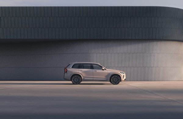 При двата меки хибрида четирицилиндровият двигател вече работи по т. нар. цикъл на Милър, за да се понижат допълнително емисиите и разходът. B5 дава 250 коня максимална мощност, 360 Нм въртящ момент и 7.3 секунди за ускорение от 0 до 100 км/ч, при среден разход според Volvo от 8.5 литра на 100 км (измерено по WLTP). 
