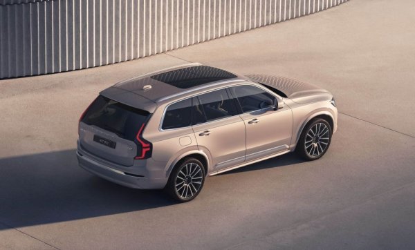 По-мощният мек хибрид В6 има и суперчарджър в добавка към турбокомпресора, и осигурява 300 конски сили, 420 Нм и 6.4 секунди от 0 до 100 км/ч. Тук средният разход е 8.9 литра на 100 км. И трите версии на XC90 идват серийно със задвижване на четирите колела. 
