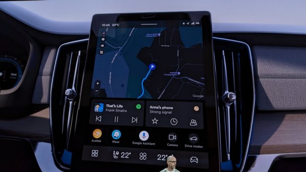 Вътрешното пространство е изцяло преосмислено, с ново хоризонтално табло. Мултимедията ползва 11.2-инчов сензорен дисплей, познат ни вече от електрическото ЕХ30. Системата е с по-висока резолюция и осезаемо по-бърза от досегашната. Освен това предлага вградени множество услуги от Google, включително Maps и гласов асистент. 
