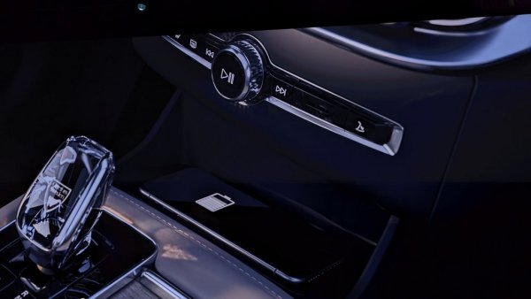 XC90 вече има "2+1" поставки за чаши - две пълноразмерни и една по-малка. Мястото за смартфона (с безжично зарядно устройство) е по-достъпно и удобно. Има USB-C портове и отпред, и отзад. 
