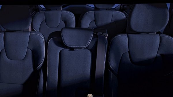 Новото XC90 може да бъде поръчано с пет, шест или седем места. Предните седалки са с възможност за отопление, вентилация и масаж, задните - само с отопление. 
