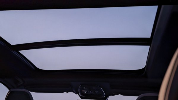 Панорамният стъклен покрив е станал още по-голям, така че да осигурява светлина и за пътниците на задните редове. Предната му част може да се отваря с едно натискане на бутон. 
