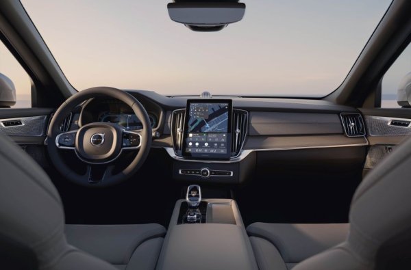 Това нямаше да е Volvo, ако нямаше и съществен акцент върху сигурността и безопасността. XC90 има подсигурителна клетка от високоякостна стомана, която опазва пътниците при сблъсък, както и пълен набор от електронни асистенти. Като опция се предлага Pilot Assist, която може да ускорява и спира сама, да поддържа автомобила в лентата за движение и да маневрира за избягване на препятствия.  
