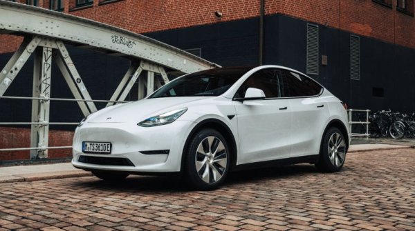 Годината на големия прелом - или годината на големите субсидии? Само времето ще покаже. Но е неоспорим факт, че електрическата Tesla Model Y бе сензацията на европейския пазар през 2023, и победи убедително над тройно по-евтината Dacia Sandero като най-продаван модел на континента. Разбира се, за целта първо Tesla трябваше чувствително да намали собствените си цени. VW T-Roc остана на трета позиция. 