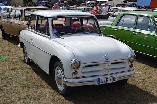 AWZ означава Automobilwerke Zwickau (автомобилни фабрики в Цвикау) и обикновено се отнася до компания, която произвежда автомобили с други имена в бивша Източна Германия. 

Инициалите обаче са използвани и като име на марката за AWZ P70, малък модел от средата до края на 50-те години на миналия век. Той е задвижван от двуцилиндров, двутактов двигател. Но не е направен от метал.

Ако техническите детайли изглеждат познати, това е защото P70 е  предшественик на дълга гама от източногермански автомобили, произведени от същата компания, но продавани под името Trabant. Тоест, "Трабантче", толкова усмивана в соца кола, но с фенове  и днес. Излишно е да се обяснява на родния автомобилен фен за каква кола става въпрос.