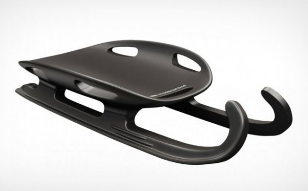 <p><em>Големите автомобилните компании предлагат алтернатива за зимата</em><br />   <span class="rest"><b style=""><br /></b></span><span class="rest"><b style=""><span lang="EN-US" style="">Porsche<br /><br /></span></b></span><span class="rest">Своя шейна пуска на пазара и германският производител на спортни автомобили </span><span class="rest"><span lang="EN-US" style="">Porsche</span></span><span class="rest">. Тя е направена от специални композитни материали, има нисък център на тежеста и тежи 4 кг. Според </span><span class="rest"><span lang="EN-US" style="">Porsche</span> шейната става не само за спускане в планината, но и за състезания по скелетон в специален улей. Цената на продукта е 189 евро.</span><span class="rest"><b style=""><span lang="EN-US" style=""><br /></span></b></span></p>