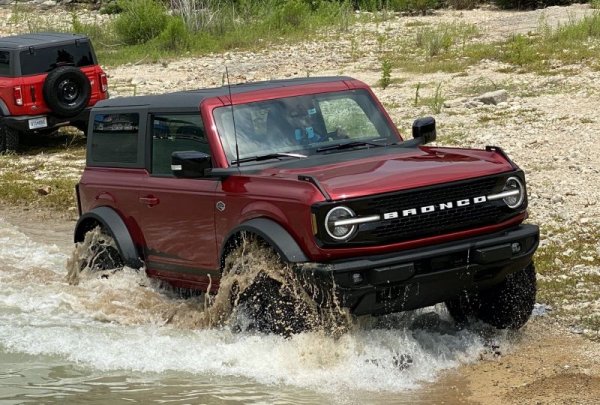 Въпреки огромното търсене за някои модели и драстично увеличените цени, Ford успява да излезе сериозно на червено за 2022 година. Вината обаче не е автомобилния сектор, чийто приходи са скочили с 400 млн. долара спрямо предната година. Загубата идва заради сгромолясването на производителя на електромобили Rivian, където Ford бе основен инвеститор, и заради някои други подобни неуспешни инвестиции, като в Argo например. Небивалите съкращения (над 10,000 работници по цял свят) не успяват да компенсират това. 

Приходи: 158.06 млрд. долара
Нетна загуба: 1.98 млрд. долара (1.8 млрд. евро)
Загуба на акция: 0.49 долара
Продажби: 4.231 млн. автомобила (2.01 млн. в САЩ, 1.01 млн. в Европа, 0.49 млн. в Китай)
