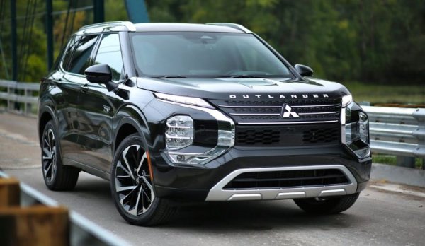 Изминалата година е била доста добра за закъсалата доскоро японска компания - 21% ръст в общите приходи и цели 89% ръст в нетната печалба. Това са все още прогнозни данни, разбира се, защото японската финансова година свършва на 31 март и годишните отчети още не са публикувани. Основните пазари на Mitsubishi са Азия (333,000 автомобила) и самата Япония (254,000). 

Приходи: 16.749 млрд. евро (прогноза)
Нетна печалба: 951.1 млн. евро
Печалба на акция: 0.64 евро
Продажби: 1.03 млн. автомобила
