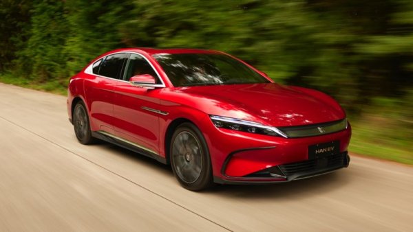 Китайският производител на електромобили, в който съществен инвеститор е Уорън Бъфет, отчете рекордна година, с 96% ръст в приходите и цели 1146% ръст в нетната печалба. BYD вече държи 27% дял от китайския пазар на електромобили и претендира да е най-големият производител на електрифицирани модели в света. За целта обаче китайците броят и плъг-ин хибридите. Във финансовите резултати са включени и печалбите на други бизнеси на BYD извън автомобилния сектор - като производството на компоненти за смартфони, фотоволтаици и трамваи. 
  
Приходи: 55.9 млрд. евро
Нетна печалба: 2.06 млрд. евро

