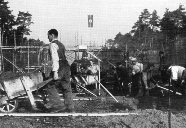 На строителите е забранено да създават синдикати и да провеждат митинги. Те вършат всичко на ръка, без никаква техника, като работят по 60 часа седмично. И в същото време ежедневната норма за една бригада е адски голяма. Работниците живеят в неотопляеми бараки, силно недохранени са, често получават травми на строежите, а парите, които им плащат, дори не им стигат за хляб и вода. Поради това историците днес казват, че изграждането на всеки 4,5 км от германските аутобани струва 1 човешки живот. С укрепването на нацистката диктатура обикновените работници скоро за заменени от затворниците от концентрационните лагери, а от 1940 - от военнопленници. В някои отношения германските аутобани напомнят на големите строителни проекти на Сталин и дори на зловещите лагери ГУЛАГ. 
