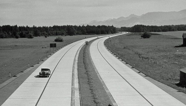 До 1941 са завършени само 3800 км аутобани. "Само" вероятно ще прозвучи смешно за българите, които от 40 години слушат гръмки хвалби заради някакви си стотици километри. Но са малко за мащабите на Германия. Между 1941 и 1942 строителството на пътища почти спира - стоманената арматура и циментът са необходими за създаването на военни укрепления и бомбоубежища. Освен това няма кой да използва аутобаните - много малко цивилни имат автомобили, а камионите са в ръцете на военните. Скъпо и неефективно е да се прехвърлят войски и оборудване по тези пътища, влаковете се справят много по-добре.

