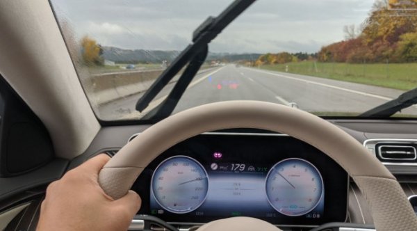 Всички са чували за безлимитните германски магистрали, по които можеш да караш с колкото си искаш. И дори сме се възползвали от това благо на цивилизацията. 
Но истината е, че далеч не всички аутобани са без лимити. Близо 30% са ограничени на 130 или дори 110 км/ч. За останалите 70% понякога се въвеждат временни ограничения, а освен това има препоръчителна максимална скорост от 130 км/ч. Не е наказуемо да караш по-бързо, но при злополука се отразява на застрахователната ти отговорност и съответно прави застрахователните ти премии драстично по-високи за години напред. Както се казва, всеки настъпва педала на свой риск. 
