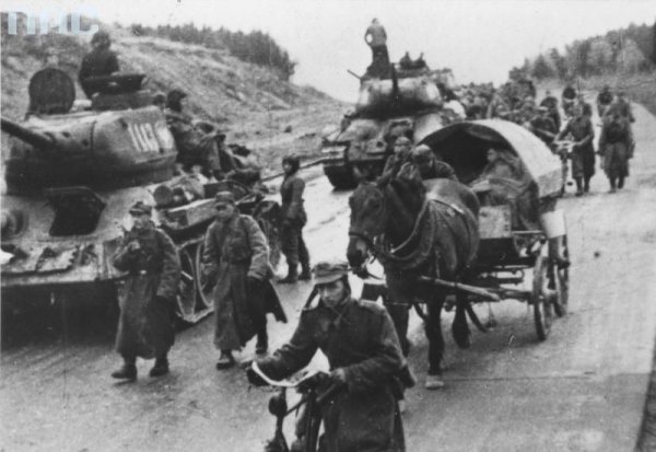 В края на 1943 строителството на аутобани е напълно спряно и поради липсата на трафик те дори са отворени за велосипедисти и пешеходци. През цялото това време обаче нацистите продължават да създават пропагандни филми и снимки, прославящи "работата" им. И, разбира се, не показват какво, всъщност, се случва.
Колкото до плановете аутобаните да улесняват придвижването на войските, те наистина се осъществяват - но по твърде неочакван за нацистите начин. Именно магистралите, макар и всячески саботирани, улесняват контранастъплението на съветските и съюзническите войски към Берлин през 1945. На снимката: полски танкове напредват по аутобан към германската столица.
