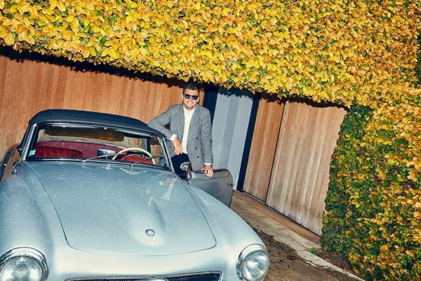 Гришо остава верен на германската марка, като личи от негови снимки в Ел Ей. Той купува SLS, с който се появява и на рекламни снимки в Лос Анджелис. Това спортно бижу впечатлява освен с вратите си тип "чайка" и с V-образния си осемцилиндров двигател, който разполага с мощност от 591 конски сили и въртящ момент от 650 Нм. 