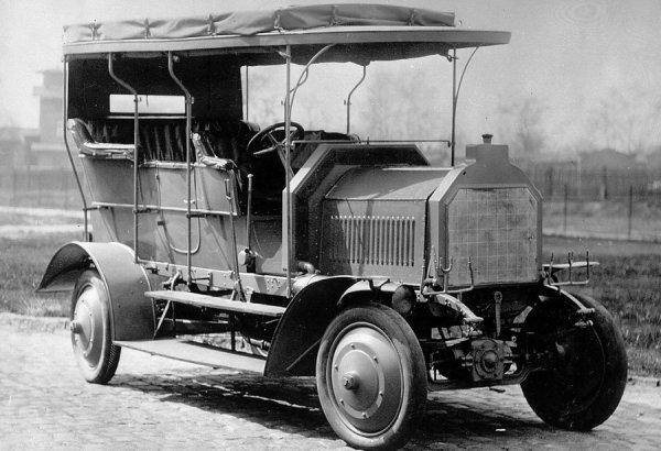 Първият сериен автомобил с четири задвижващи и завиващи колела. Създаден е най-вече да се използва в Намибия, по онова време германска колония. Спорно е доколко дали тази машина, създадена върху рама за камиони, може да се нарече лека кола. Тя обаче е далечният прародител на съвременната G-класа. 
