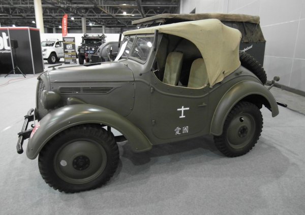 Токийската компания Tokyu Kurogane разработва този компактен автомобил с три места и задвижване на четирите колела за нуждите на японската армия. Задвижва се от двуцилиндров мотор с обем 1.3 литра. Произведени са 4700 бройки, които прави Type 95 първия масово произвеждан всъдеходен лек автомобил в историята. До наши дни са оцелели едва четири екземпляра, най-близкият до България е в Музея за ретро автомобили в Москва. 
