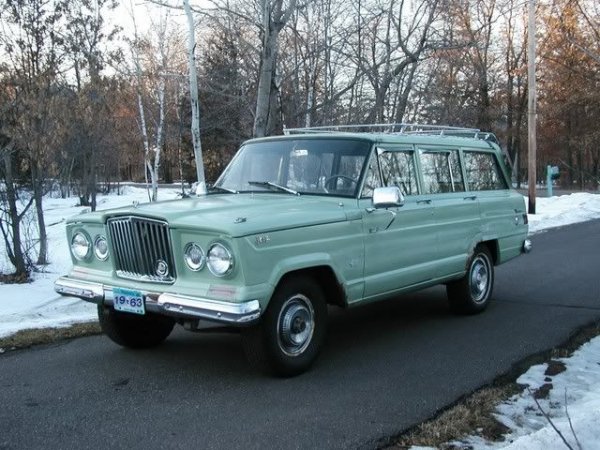 След войната Willys Jeep е пригоден и за цивилни нужди. През 1963 компанията-производител, прекръстена междувременно на Kaiser Jeep, представя следващата стъпка - голямо комби с 4х4, наречено Wagoneer. То предлага няколко технологични новости (като независимо предно окачване и първата автоматична трансмисия, съчетана с 4х4), но преди всичко е изцяло замислено и оборудвано като пътнически, а не работен автомобил. Всички днешни SUV на практика произлизат от него. 

