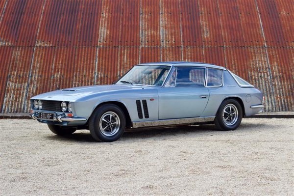 Британската компания Jensen прави елегантни спортни автомобили. Конструкторът Хари Фъргюсън прави трактори. От партньорството помежду им се ражда Interceptor FF - първата серийна спортна кола със задвижване на четирите колела. FF e съкратено от Formula Ferguson. Под капака е V8 от Chrysler с 325 коня. Тристепенният автоматик е свързан с трансферна кутия с монтиран в нея самоблокиращ диференциал с фрикционни муфи. Така по-голямата част от въртящия момент отива към задните колела. FF има завидно сцепление в завоите, но е провален от ниското качество на изработка и непрекъснатите повреди. 
